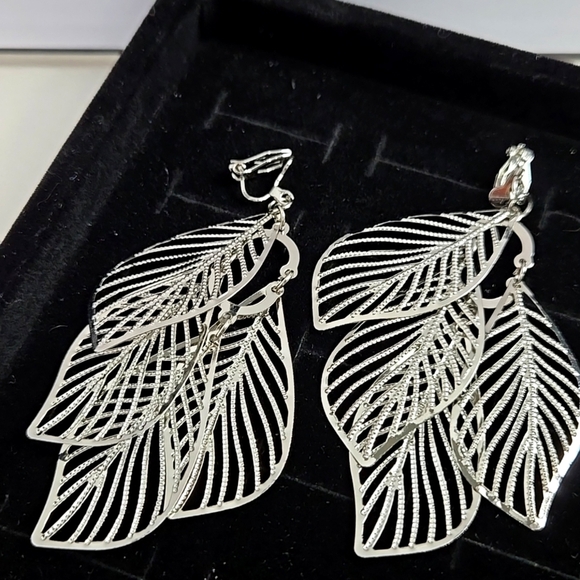 Vintage Jewelry - Silver Intricate Leaf Drop Clip On  Earrings Vtg Style